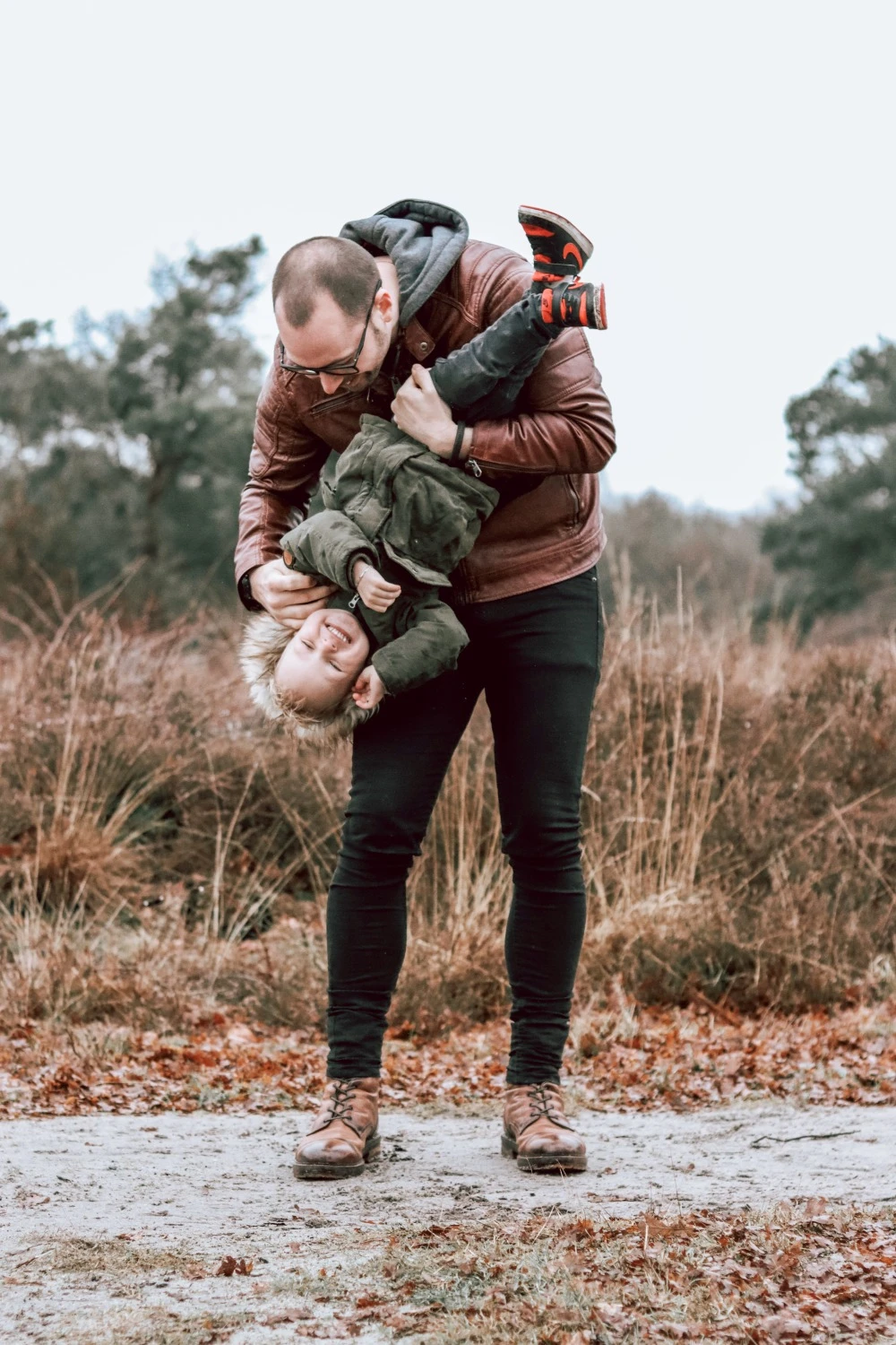 Vader met zoon spelen